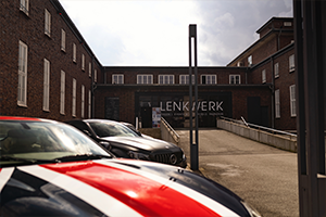 Blick auf den Eingang des LENKWERK, der Location für das BOEHMERT & BOEHMERT IP-Seminar in Bielefeld
