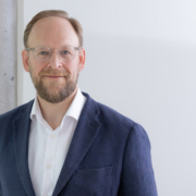 Dr. Michael Rüberg, attorney at law at BOEHMERT & BOEHMERT in Munich with a focus on patent litigation, standing in his office.