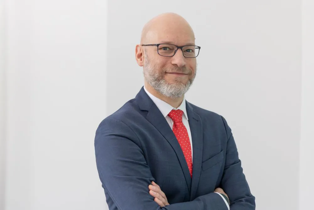 Porträtaufnahme von Dr. Sebastian Schlegel, Patentanwalt bei BOEHMERT & BOEHMERT am Standort in Berlin.