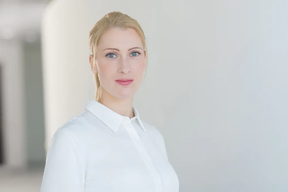Porträtfoto von Dr. Laura Haas, Patentanwältin bei BOEHMERT & BOEHMERT in München